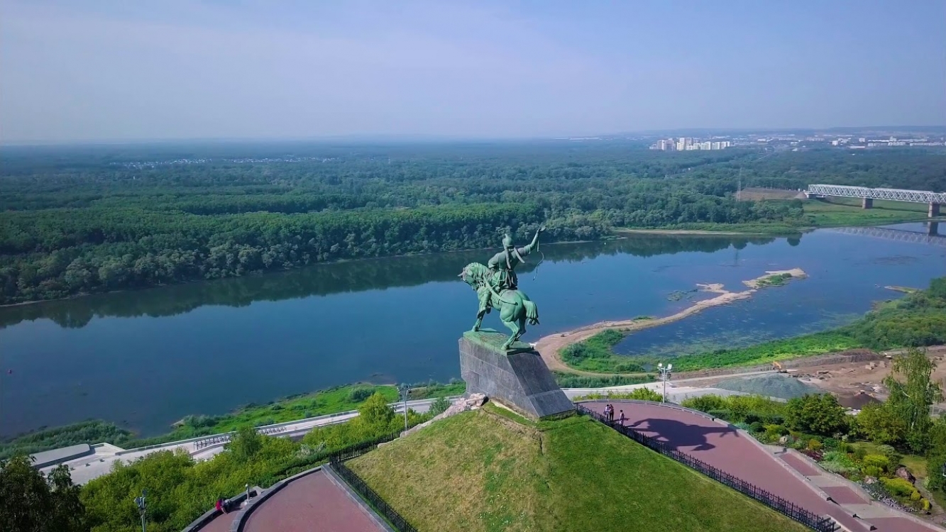 Уфа салават. Памятник Салавату Юлаеву в Уфе. Памятник Салават Юлаев река белая. Река белая Уфа памятник Салавату Юлаеву. Салават Юлаев памятник в Уфе набережная.